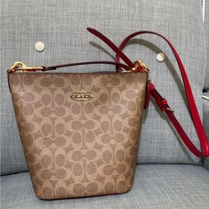 Coach bag Logan Duffle Bag
In Signature Canvas